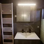 Apartment Riverside Escape ,modern With Courtyard