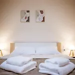 Riverside Escape ,modern With Courtyard Apartment *