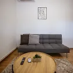 Riverside Escape ,modern With Courtyard Apartment *
