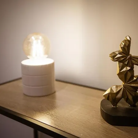 Riverside Escape ,modern With Courtyard Appartement *