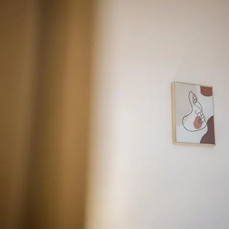 Riverside Escape ,modern With Courtyard Appartement Florina