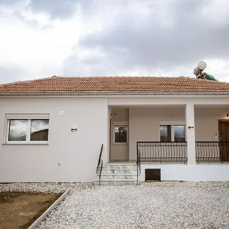 Riverside Escape ,modern With Courtyard Appartement