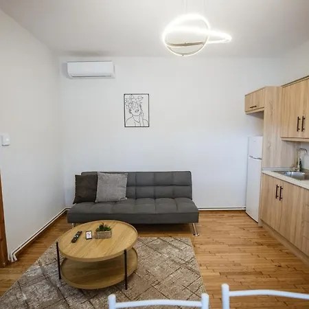 Riverside Escape ,modern With Courtyard Appartement *