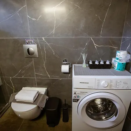 Riverside Escape ,modern With Courtyard Appartement *