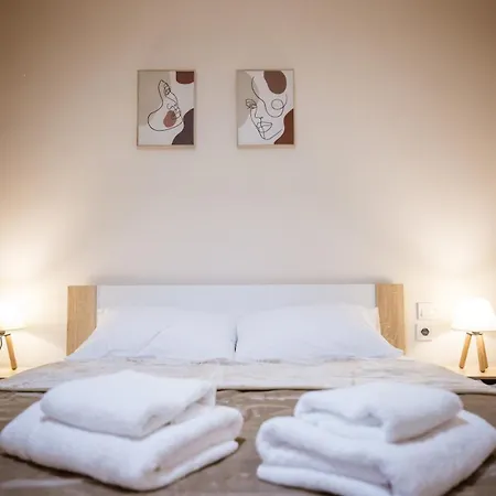 Riverside Escape ,modern With Courtyard Apartament *