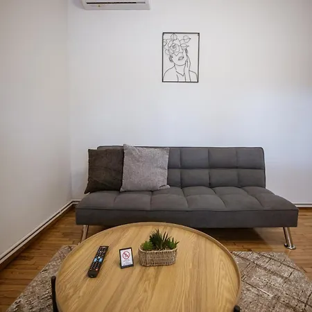 Riverside Escape ,modern With Courtyard Apartament *