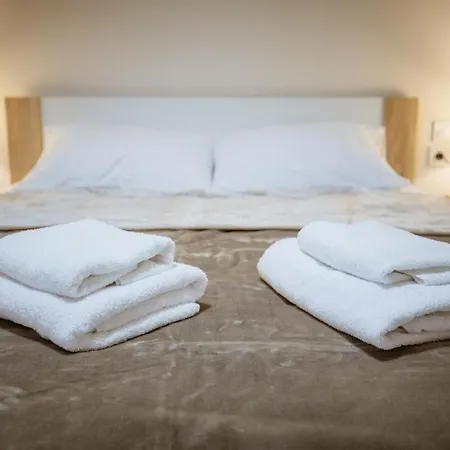 Riverside Escape ,modern With Courtyard Apartament Florina