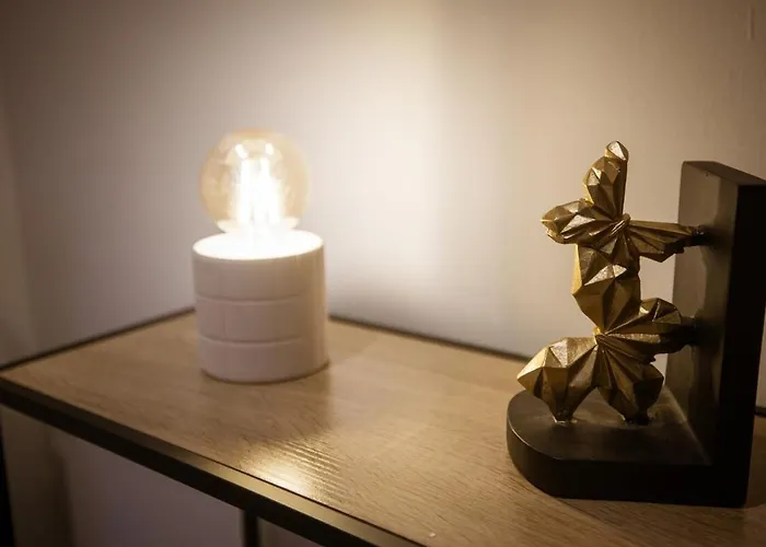 Riverside Escape ,modern With Courtyard Appartement *