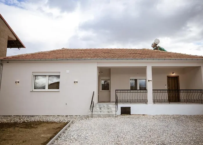 Riverside Escape ,modern With Courtyard Appartement