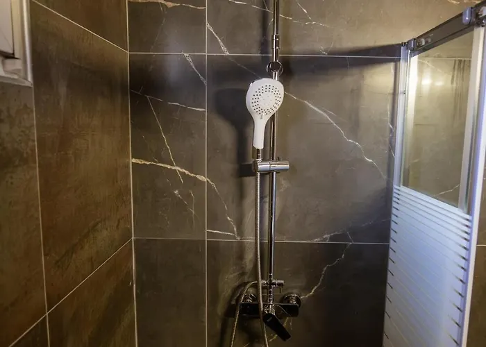 Riverside Escape ,modern With Courtyard