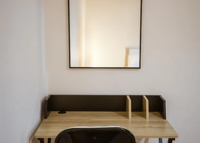 Riverside Escape ,modern With Courtyard Appartement