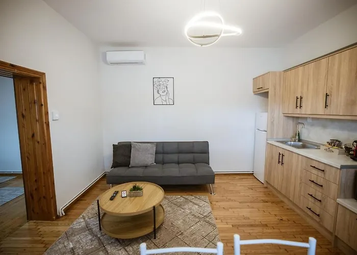 Riverside Escape ,modern With Courtyard Appartement *