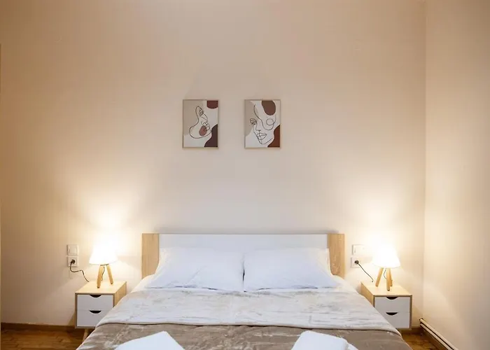 Riverside Escape ,modern With Courtyard * Florina