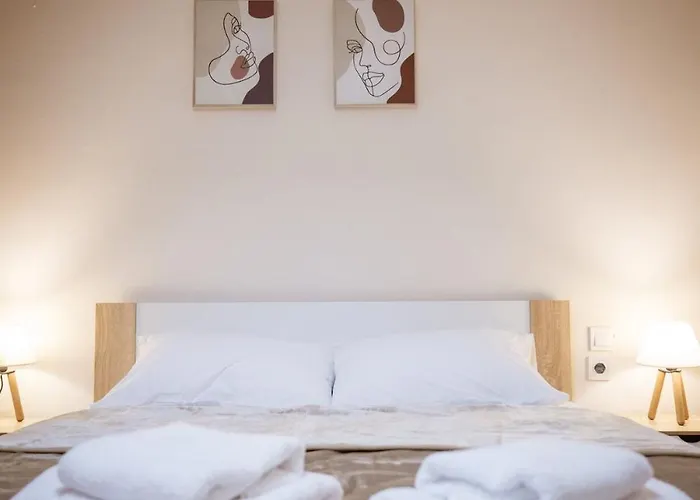 Riverside Escape ,modern With Courtyard Appartement *