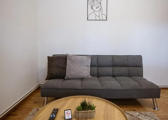 Riverside Escape ,modern With Courtyard Appartement *