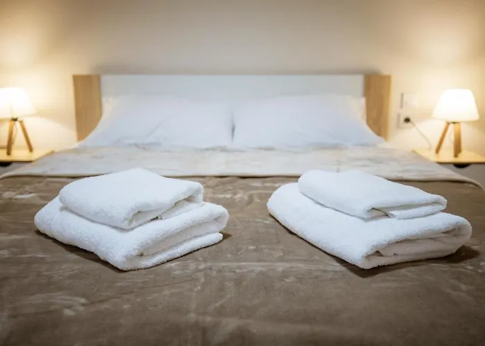 Riverside Escape ,modern With Courtyard Appartement Florina