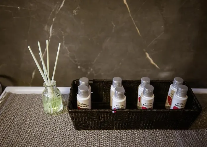 Riverside Escape ,modern With Courtyard Florina